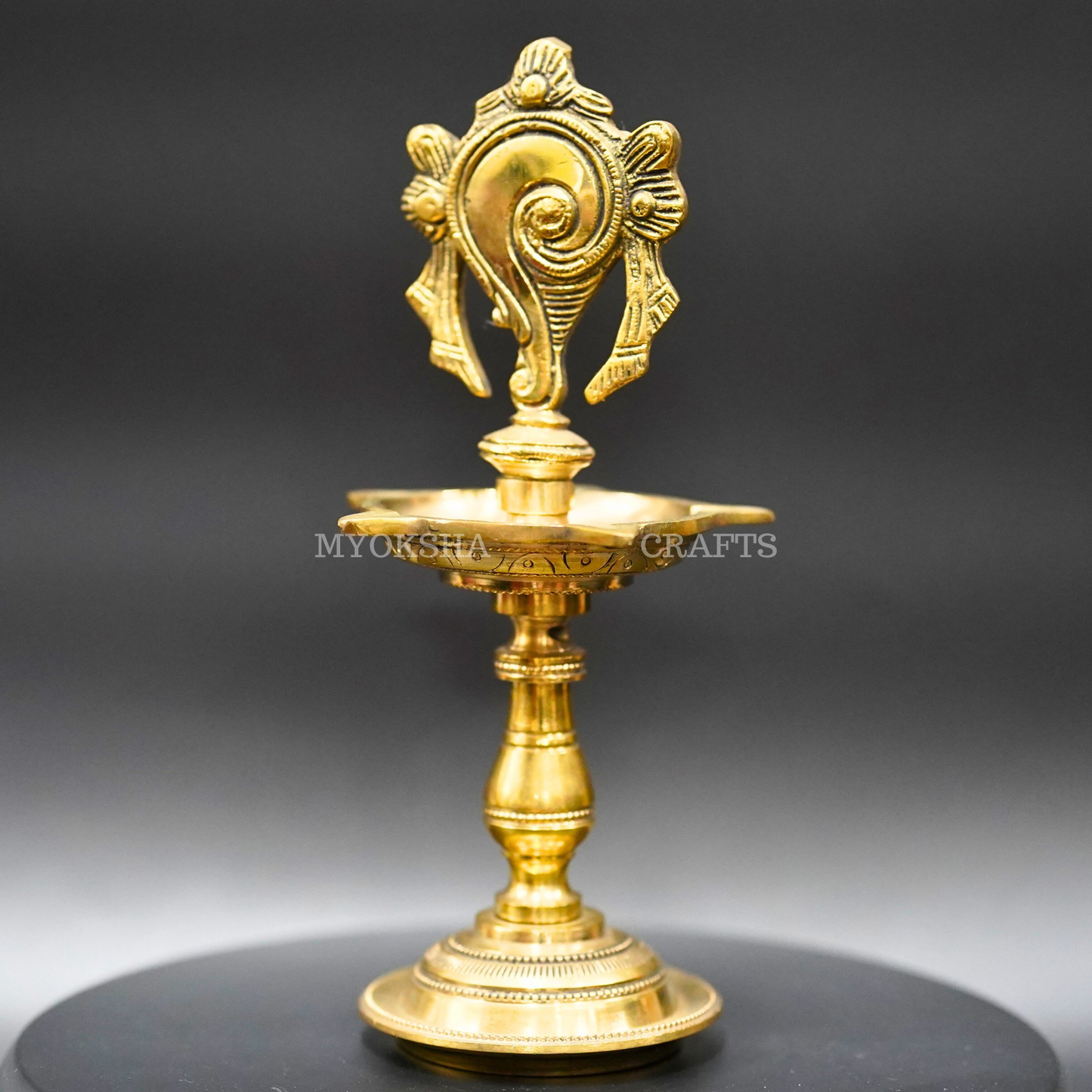 https://cdn.shopify.com/s/files/1/1857/6931/products/1689676670980_shankh_diya_MC00190.png?v=1753183087