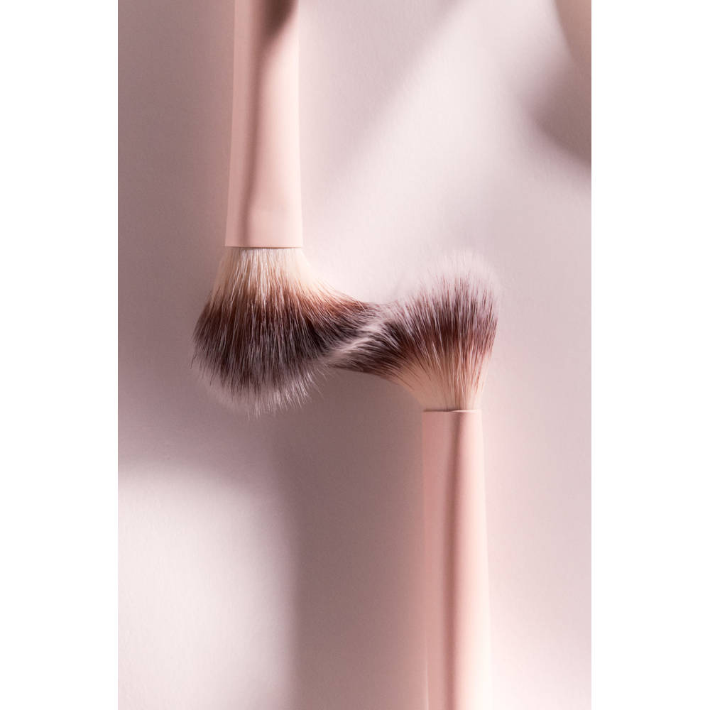 Image 3 of H&M Precision Highlighter Brush
