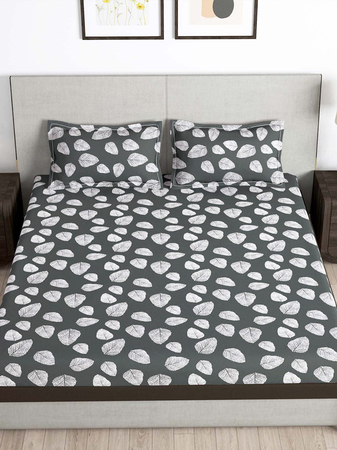 https://cdn.shopify.com/s/files/1/1857/6931/products/00c8b988-b780-4559-8c30-ef7f43895b3d1701170433575-Storyhome-Arena-Grey--White-Floral-Printed-180-TC-Queen-Beds-2.jpg?v=1703220653