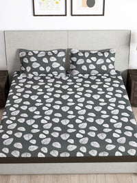 https://cdn.shopify.com/s/files/1/1857/6931/products/00c8b988-b780-4559-8c30-ef7f43895b3d1701170433575-Storyhome-Arena-Grey--White-Floral-Printed-180-TC-Queen-Beds-2.jpg?v=1703220653