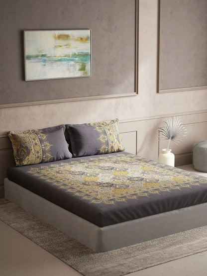 https://cdn.shopify.com/s/files/1/1857/6931/products/06617126-f111-4954-98bd-10705d60ac421696258465399DDecorGreyYellowEthnicMotifs140TCKingBedsheetwith2PillowCove1.jpg?v=1703241844