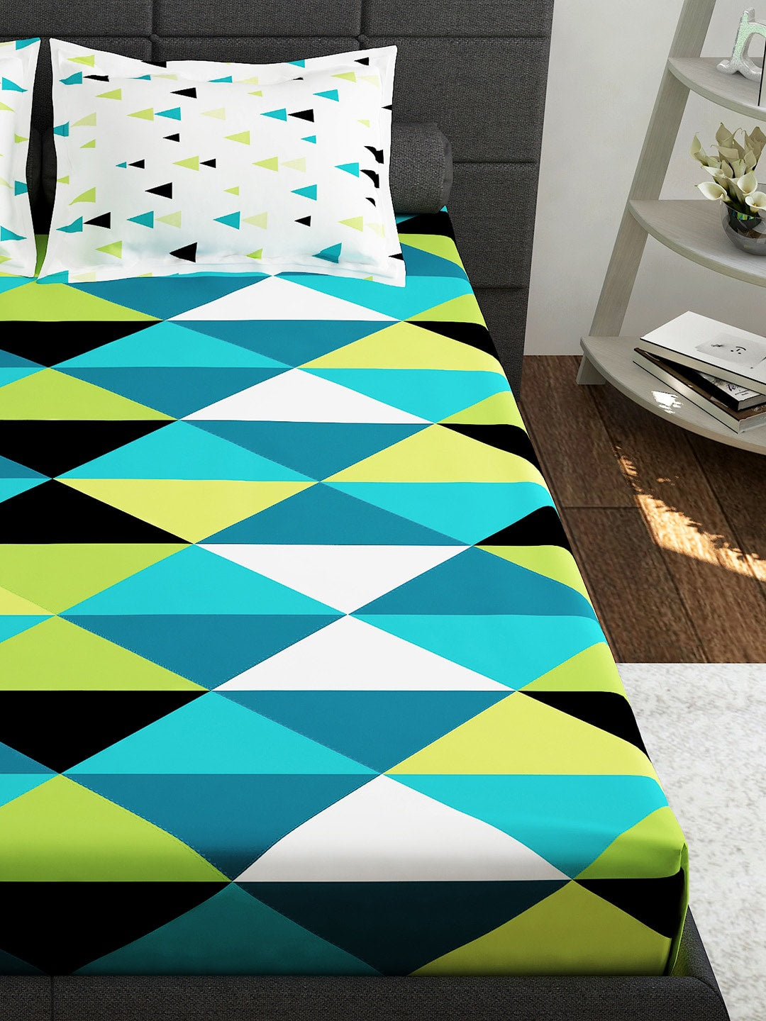 https://cdn.shopify.com/s/files/1/1857/6931/products/077352be-1cdf-491b-97c7-a053654b2ea31685085541954-Storyhome-Ventura-Teal--Black-Geometric-152-TC-Cotton-Queen--3.jpg?v=1703164083