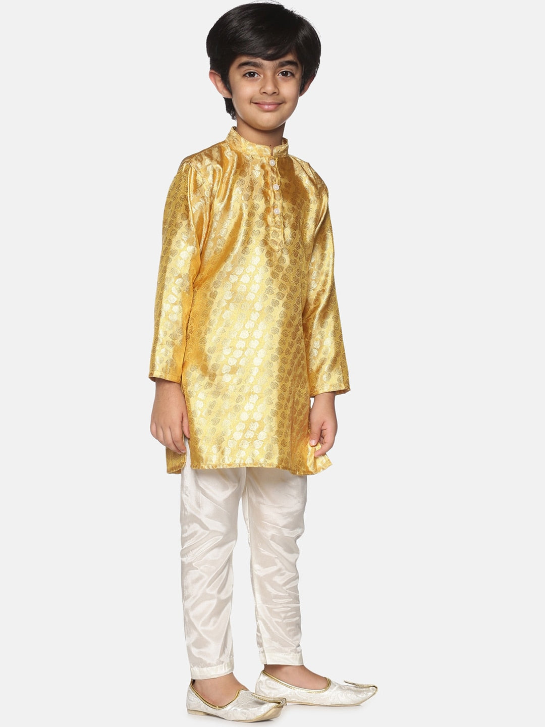 https://cdn.shopify.com/s/files/1/1857/6931/products/0b698134-92ec-4d46-9164-ea43d0ca34eb1639987364204SethukrishnaBoysGold-TonedEthnicMotifsKurtiwithPyjamas1.jpg?v=1661520391