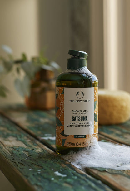 https://cdn.shopify.com/s/files/1/1857/6931/files/1009759_shower_gel_satsuma_250ml_brnz_nw_inabcps070_2.jpg?v=1714471885