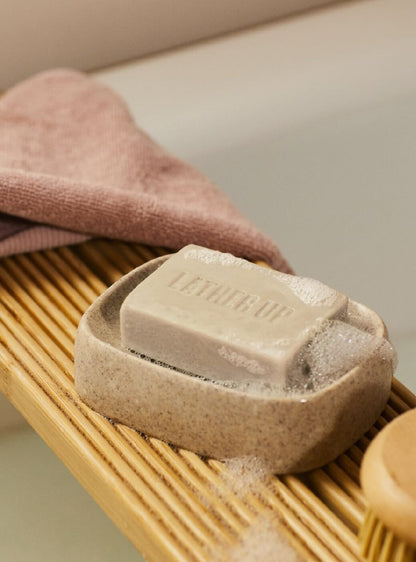 https://cdn.shopify.com/s/files/1/1857/6931/files/1024979_soap_shea_100g_a0x_bronze_2_nw_inaclps047_3.jpg?v=1714475468