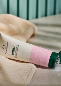 https://cdn.shopify.com/s/files/1/1857/6931/files/1026960_vitamin_e_face_wash_125ml_silv_inaehps230.jpg?v=1714457057