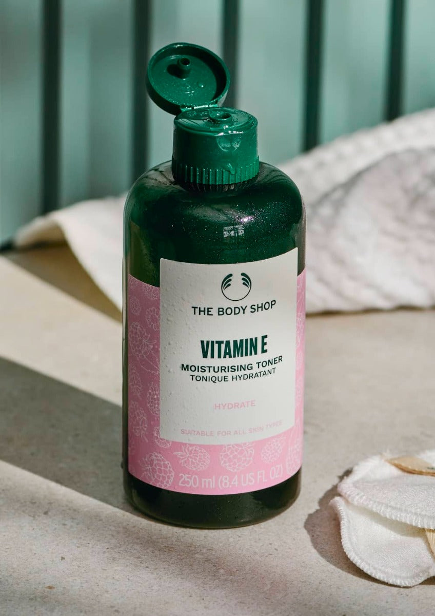 https://cdn.shopify.com/s/files/1/1857/6931/files/1026962_vitamin_e_toner_250ml_silv_inaehps229.jpg?v=1714457187