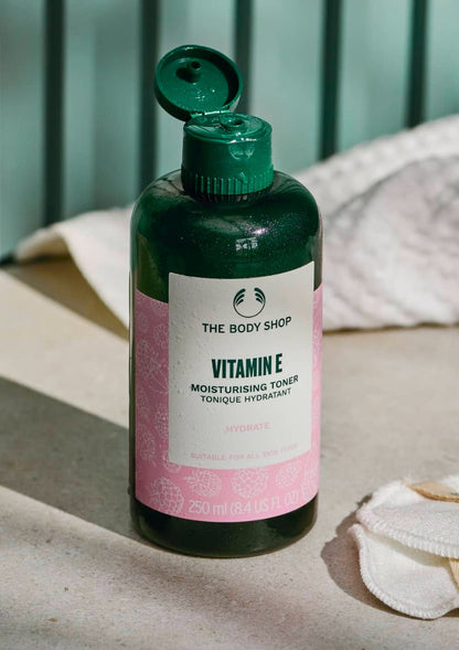https://cdn.shopify.com/s/files/1/1857/6931/files/1026962_vitamin_e_toner_250ml_silv_inaehps229.jpg?v=1714457187