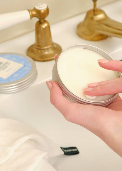 https://cdn.shopify.com/s/files/1/1857/6931/files/1027049_cleansing_butter_camomile_90ml_gold_2_inaeups177_2_1.jpg?v=1714377879