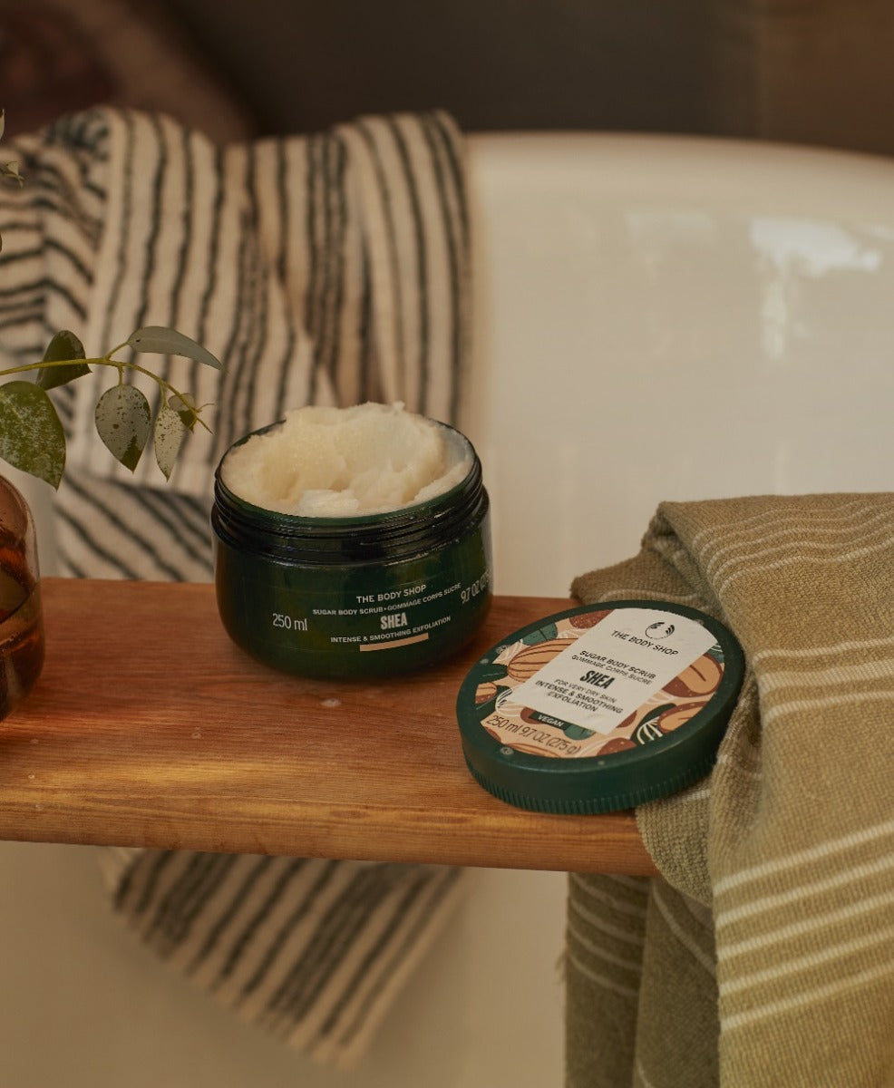 https://cdn.shopify.com/s/files/1/1857/6931/files/1096994_body_scrub_shea_250ml_brnz_nw_inabcps065_3.jpg?v=1714473964