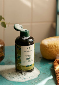 https://cdn.shopify.com/s/files/1/1857/6931/files/1097543_shower_gel_olive_250ml_silver_inabcps521_c5504448-3b57-4814-8ea4-77a69087adcd.jpg?v=1714543095