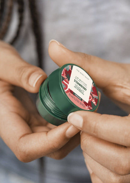 https://cdn.shopify.com/s/files/1/1857/6931/files/1097642_strawberry_lip_butter_10ml_brnz_inaaups151-2.jpg?v=1714460374
