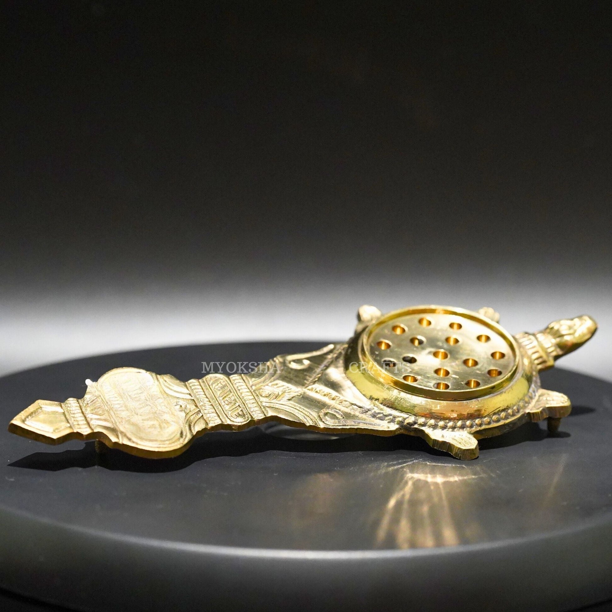https://cdn.shopify.com/s/files/1/1857/6931/products/1688618422083_brass_kurma_arati_MC00038_04b97335-51da-4201-880b-82fe29c59c16.jpg?v=1759455781