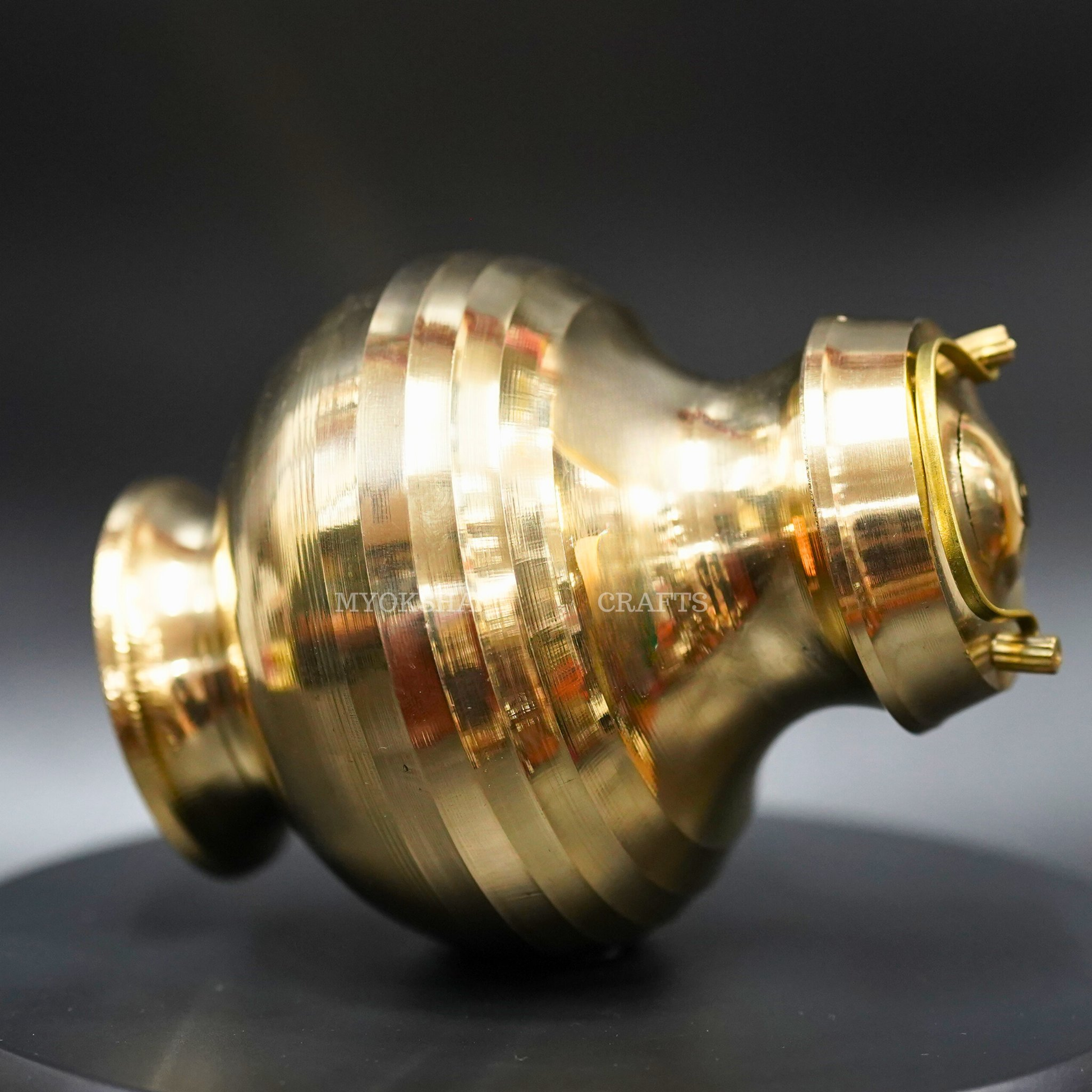 https://cdn.shopify.com/s/files/1/1857/6931/products/1689231231774_brass_gangajali_MC00096_282_29.png?v=1753183911