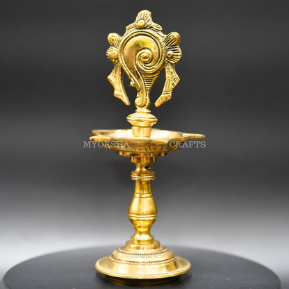 https://cdn.shopify.com/s/files/1/1857/6931/products/1689676670980_shankh_diya_MC00190.png?v=1753183087