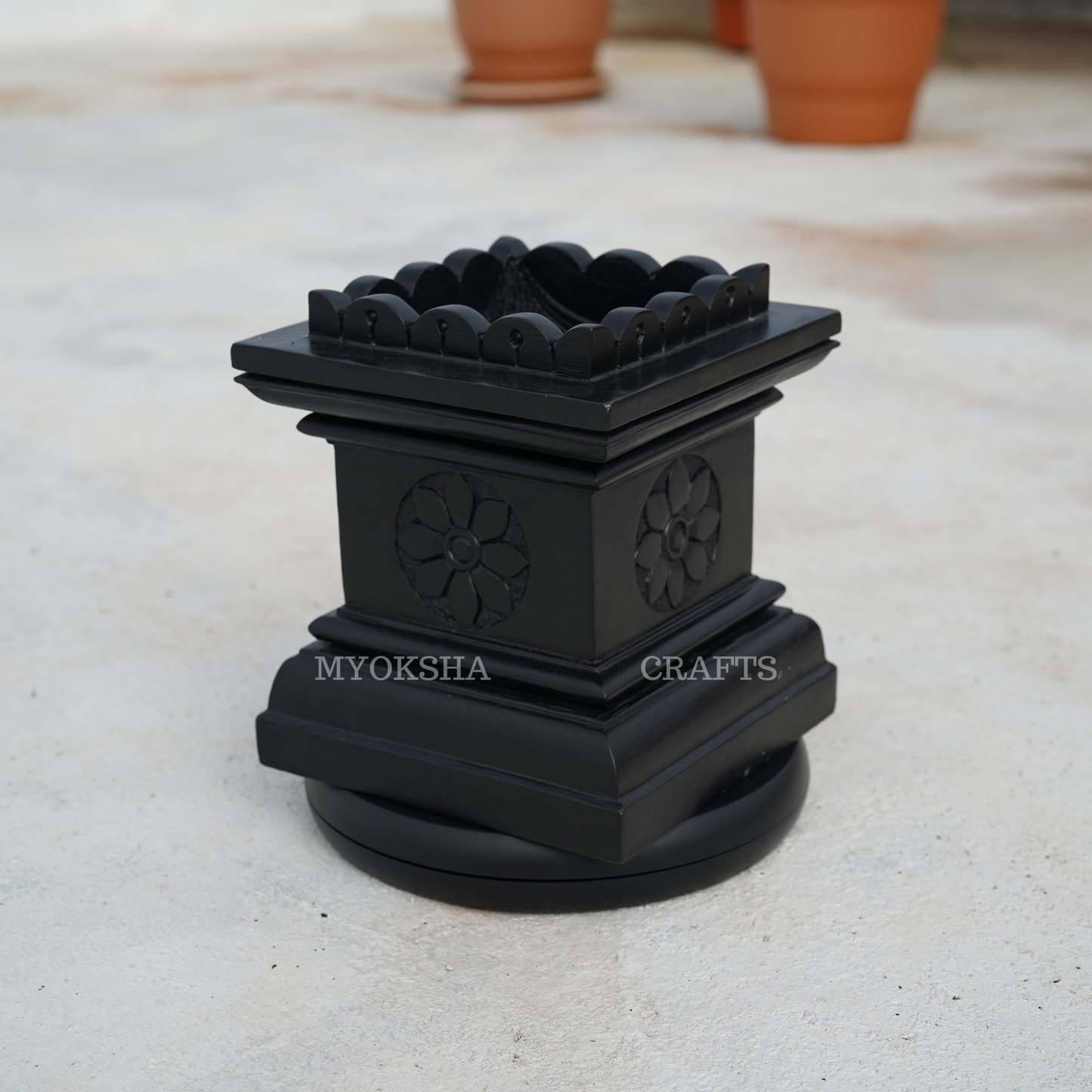 https://cdn.shopify.com/s/files/1/1857/6931/products/1689944474385_Tulsi_Pot_MC00206-1.png?v=1753183237