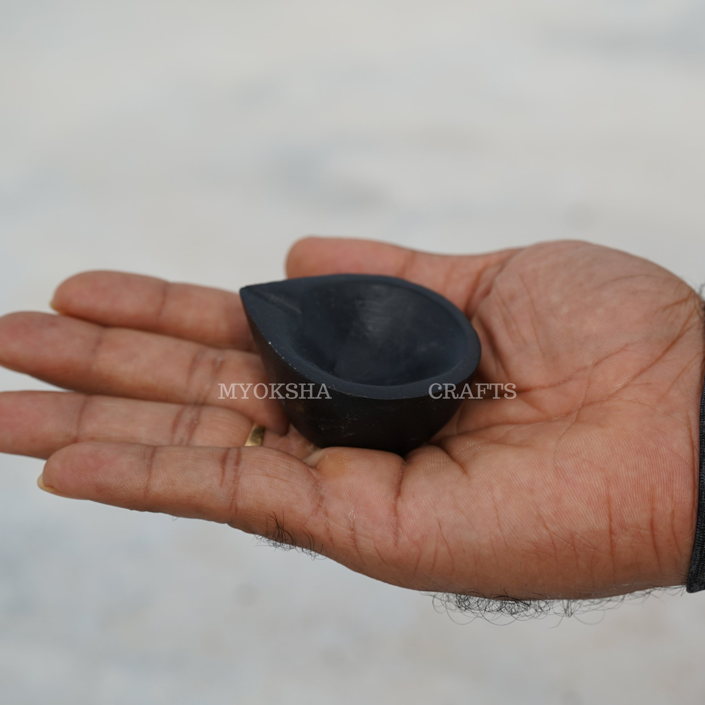 https://cdn.shopify.com/s/files/1/1857/6931/products/1689945730649_Black_Stone_Diya_MC00207.png?v=1753183212