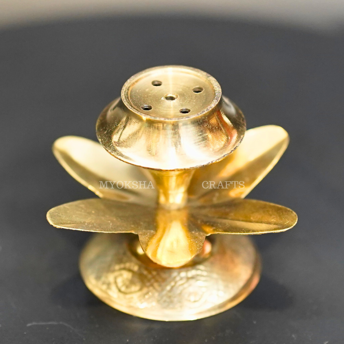 https://cdn.shopify.com/s/files/1/1857/6931/products/1690454921396_lotus_agarbatti_stand_MC00230.png?v=1753182763