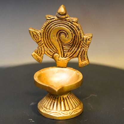https://cdn.shopify.com/s/files/1/1857/6931/products/1692606385381_shankh_diya_MC00316_281_29.png?v=1697290541