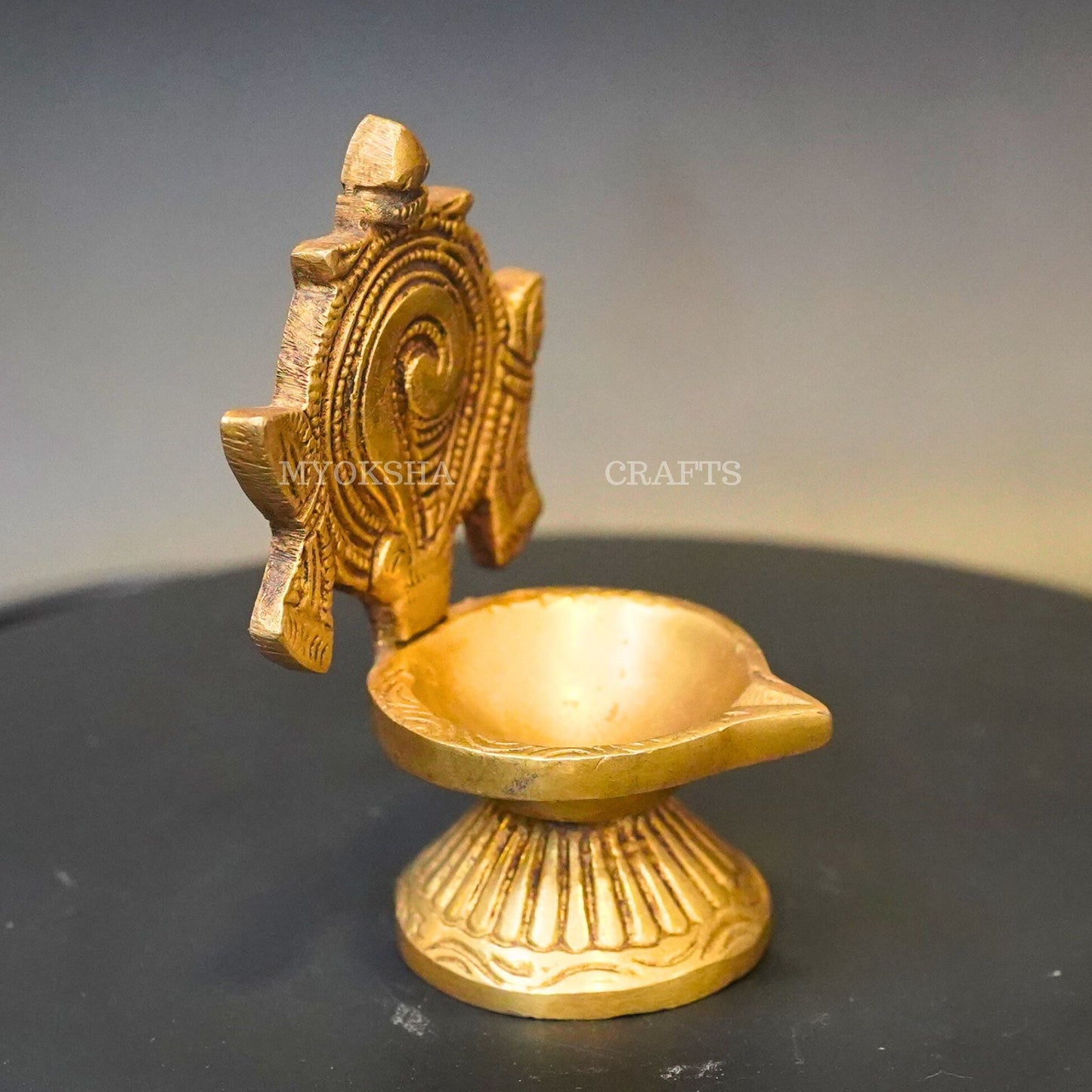 https://cdn.shopify.com/s/files/1/1857/6931/products/1692606390519_shankh_diya_MC00316_282_29.png?v=1697290541