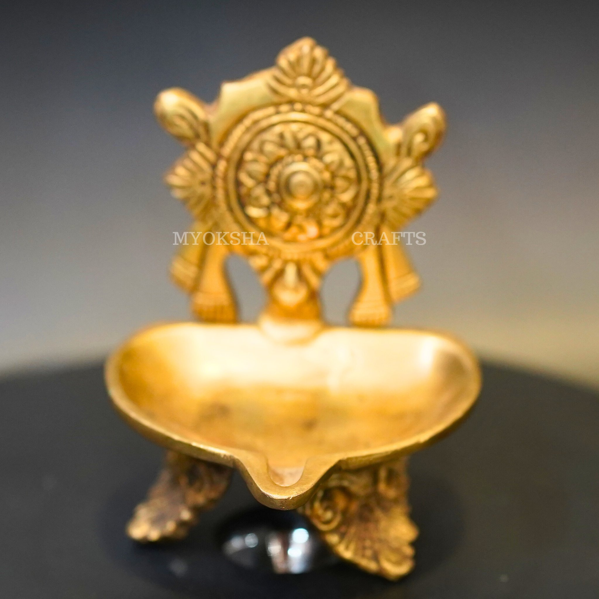 https://cdn.shopify.com/s/files/1/1857/6931/products/1692606987971_chakra_diya_MC00317_281_29.png?v=1753181923