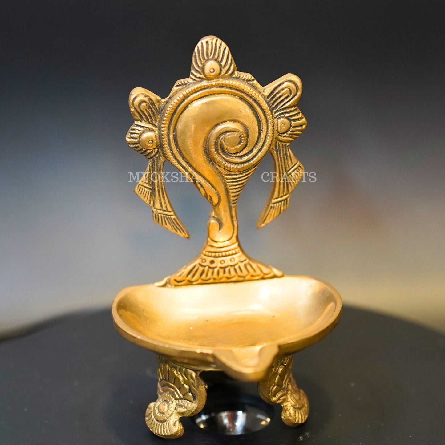 https://cdn.shopify.com/s/files/1/1857/6931/products/1692608362658_shankh_diya_MC00319_281_29.png?v=1697290544