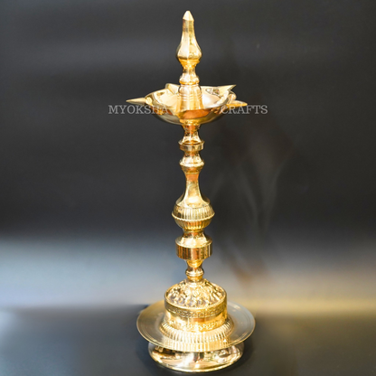 https://cdn.shopify.com/s/files/1/1857/6931/products/1692691849132_kerala_diya_MC00335.png?v=1753172856