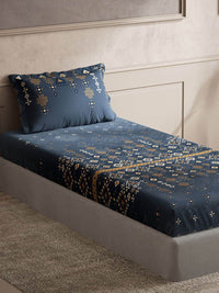 https://cdn.shopify.com/s/files/1/1857/6931/products/1c16f01c-c9ed-4a4f-9fca-0a291a05d63a1696255791257DDecorBlueBrownEthnicMotifs150TCSingleBedsheetwith1PillowCov3.jpg?v=1703241844