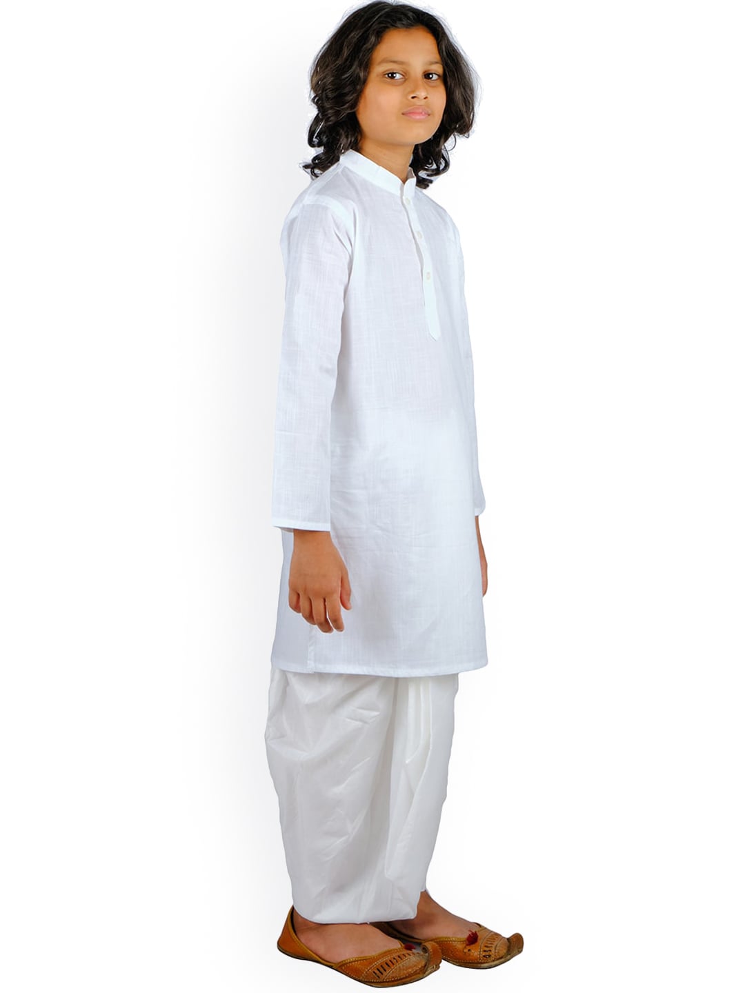 https://cdn.shopify.com/s/files/1/1857/6931/products/1f633f81-28dc-43a1-bff1-8682bd7c51ea1654756706274SethukrishnaBoysWhiteAngrakhaPureCottonKurtiwithDhotiPantsWi4.jpg?v=1661578170