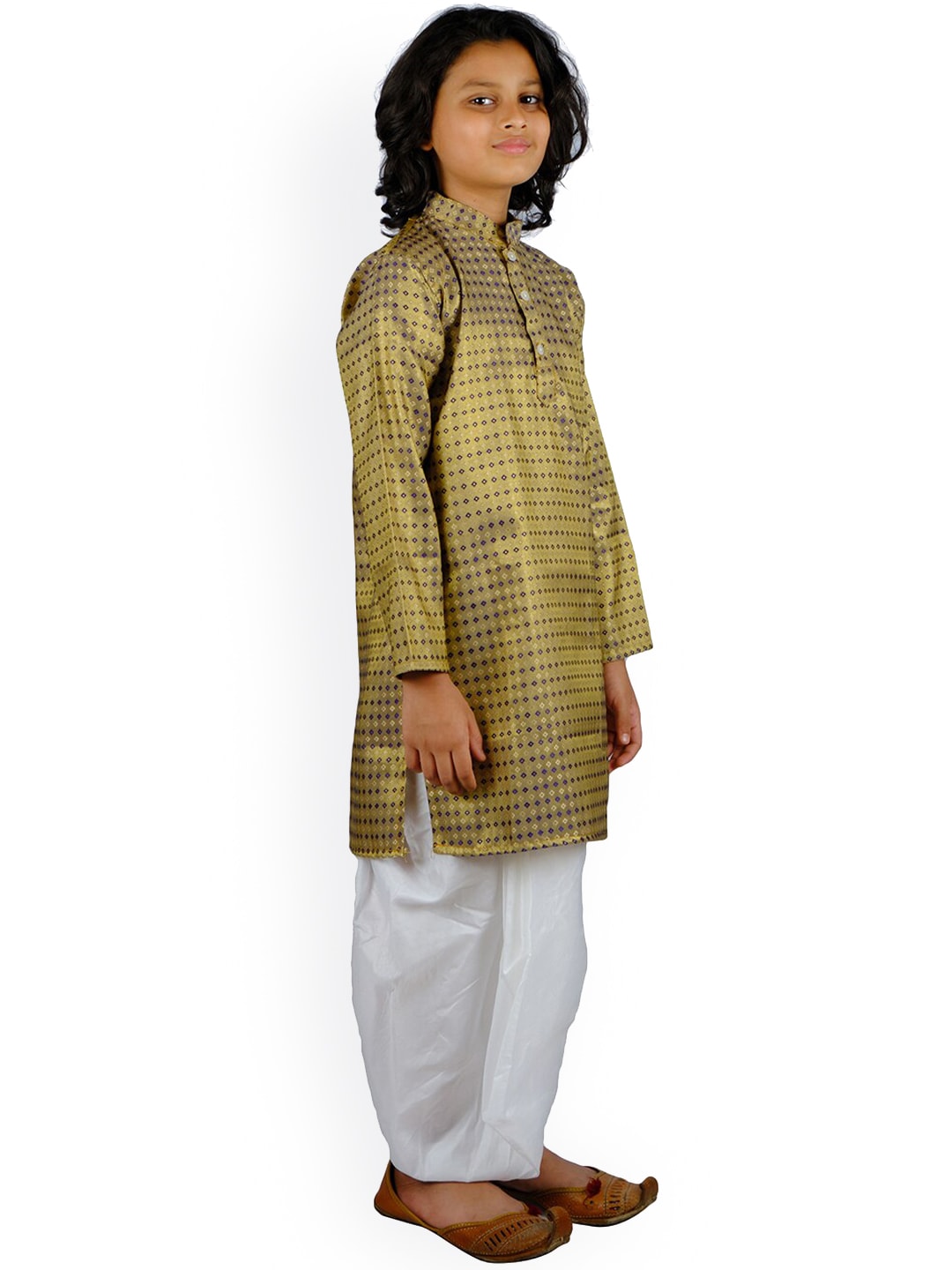 https://cdn.shopify.com/s/files/1/1857/6931/products/21f0342a-bf88-42bf-8c26-34dfd62179951654750532432SethukrishnaBoysBlueStripedKurtiwithDhotiPants4.jpg?v=1661581456