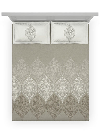 https://cdn.shopify.com/s/files/1/1857/6931/products/3ac125e6-0199-40e8-8a82-4281ef0ea72d1696255805327DDecorGreyWhiteEthnicMotifs140TCQueenBedsheetwith2PillowCove3.jpg?v=1703241839