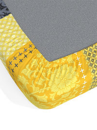 https://cdn.shopify.com/s/files/1/1857/6931/products/3ed51717-d67b-44cd-a5d4-858c5aa168b31694485508769DreamscapeYellowBlackEthnicMotifs140TCSingleBedsheetwith1Pil4.jpg?v=1703241843