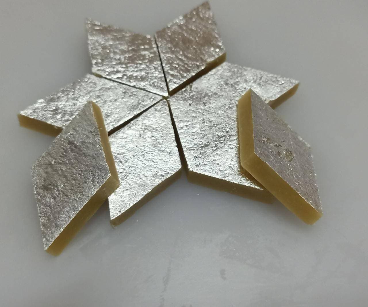 https://cdn.shopify.com/s/files/1/1857/6931/products/3yUX7ptxqQ.jpg?v=1606736031