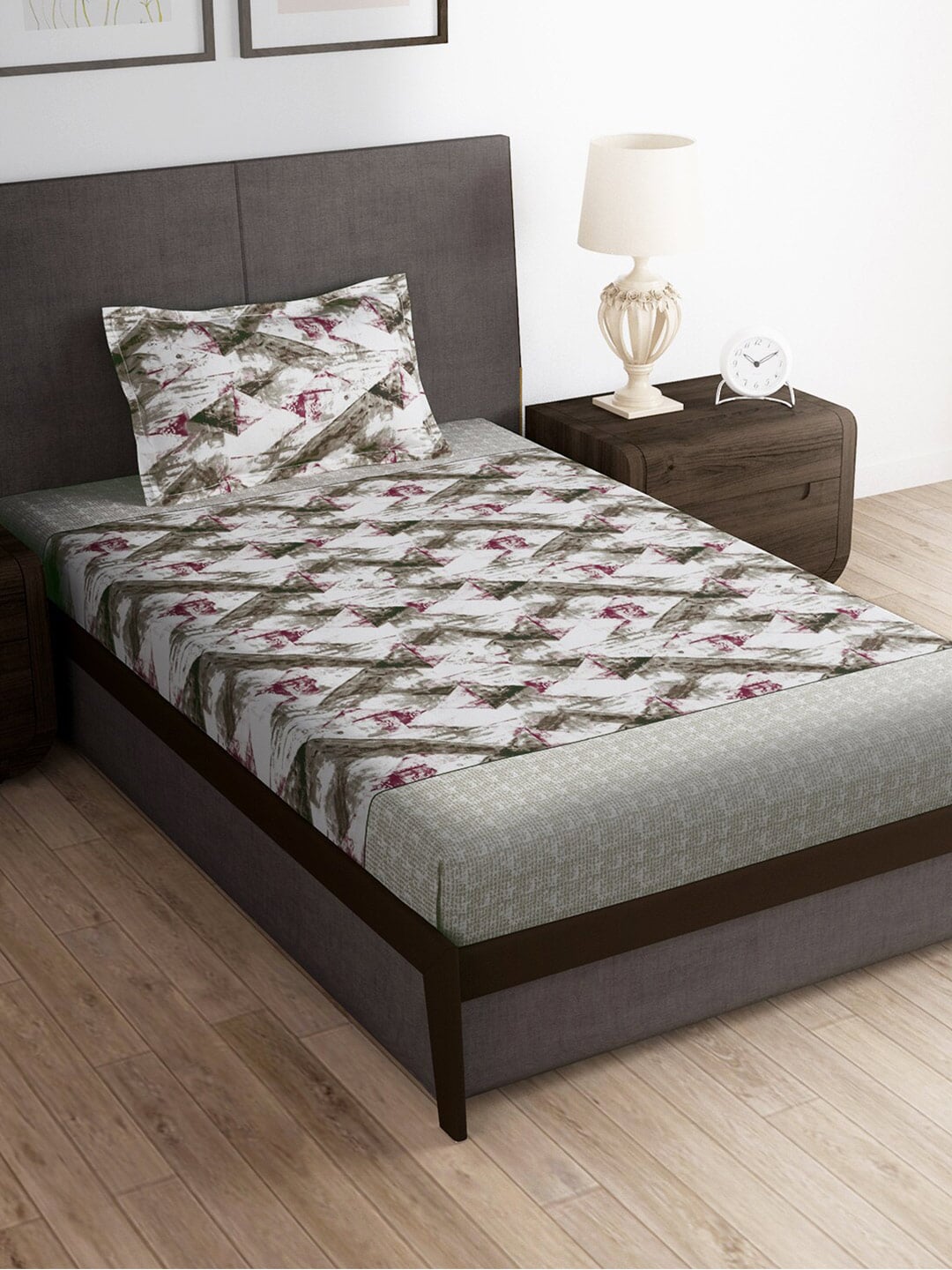 https://cdn.shopify.com/s/files/1/1857/6931/products/40548320-0dc1-4b3d-bf60-dc8c7ccc127b1690486785832BrownRed180TCAbstractSingleBedsheet1.jpg?v=1703164084
