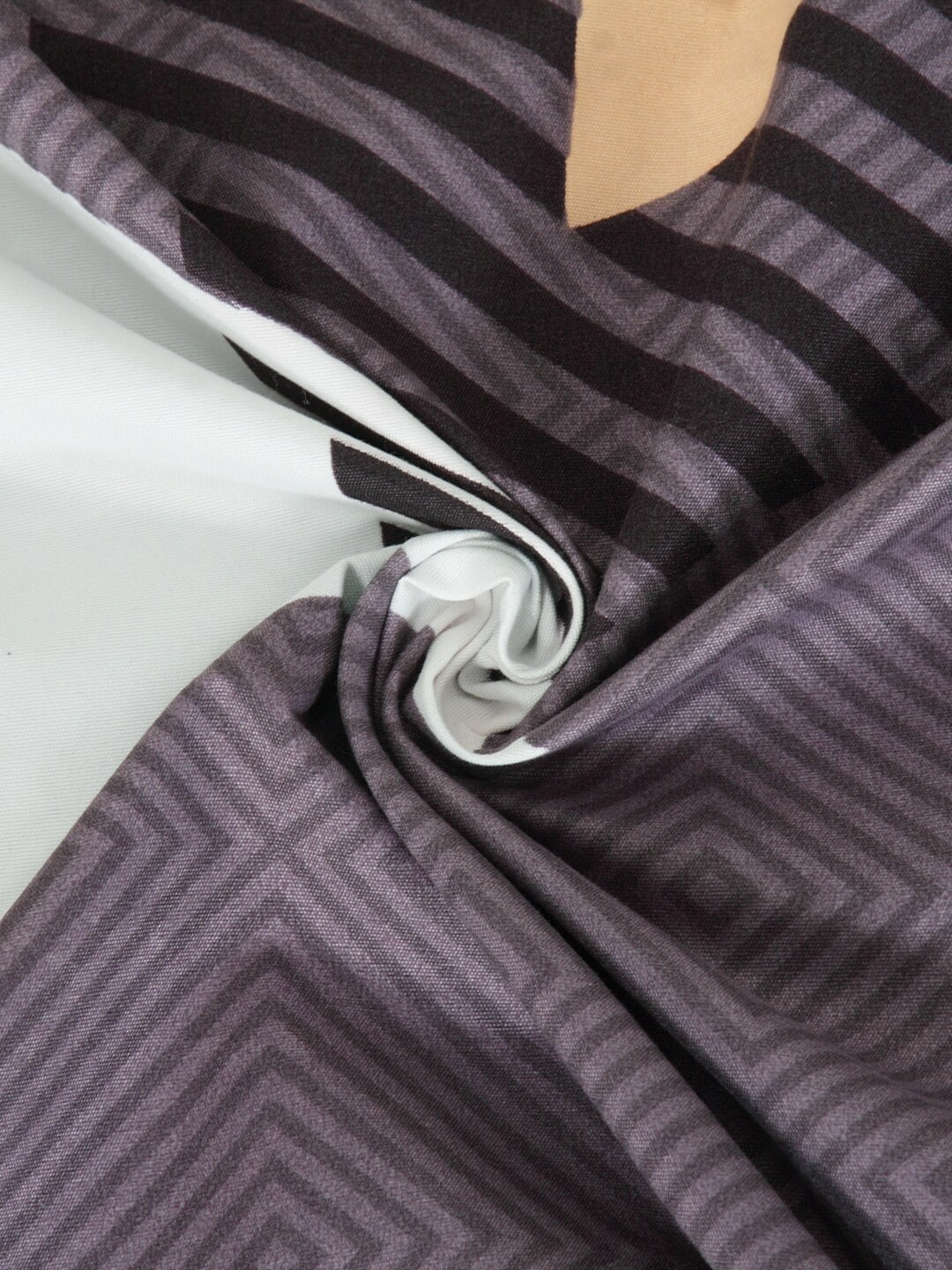 https://cdn.shopify.com/s/files/1/1857/6931/products/44ce8acf-8bbb-4073-8d9c-2be8923440ef1636714098593KLOTTHEPurpleGeometric210TCCotton1KingBedsheetwith2PillowCov4.jpg?v=1703164086
