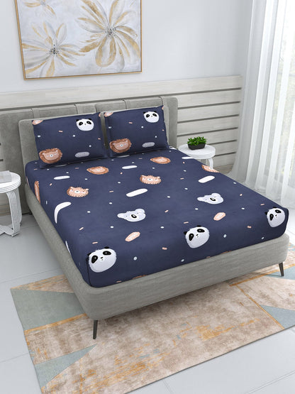 https://cdn.shopify.com/s/files/1/1857/6931/products/4be30070-17b2-49f4-8fff-5c1d94aed46f1695458694791-DREAM-WEAVERZ-Navy-Blue--White-Conversational-Glazed-Cotton--3.jpg?v=1703230046