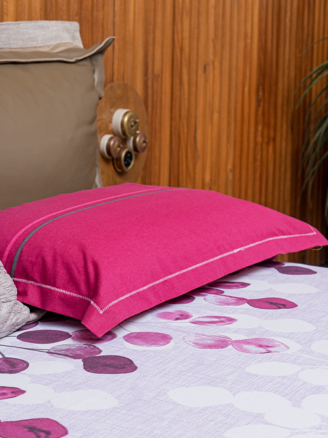 https://cdn.shopify.com/s/files/1/1857/6931/products/5c52ecd9-3cc2-4799-ae1b-001d9cfad3421677670553324URBANSPACEDivinePurplePinkFloralPrintedPureCotton144TCDouble3.jpg?v=1703220652