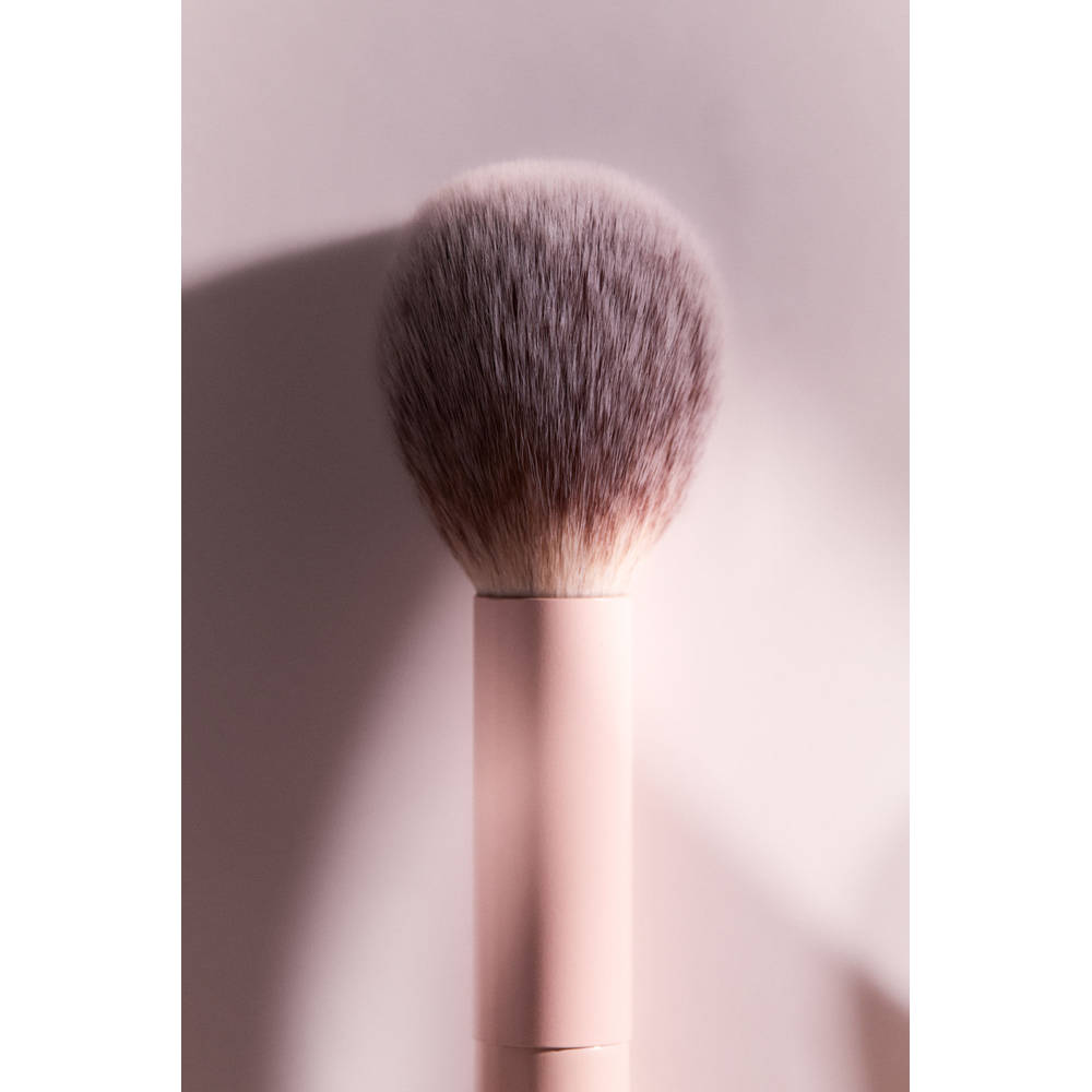 Image 3 of H&M Tapered Cheek Brush