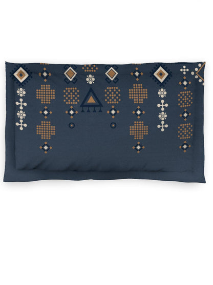 https://cdn.shopify.com/s/files/1/1857/6931/products/81a89607-e69b-4293-b271-3cb5f9b0da231696255791183DDecorBlueBrownEthnicMotifs150TCSingleBedsheetwith1PillowCov4.jpg?v=1703241844