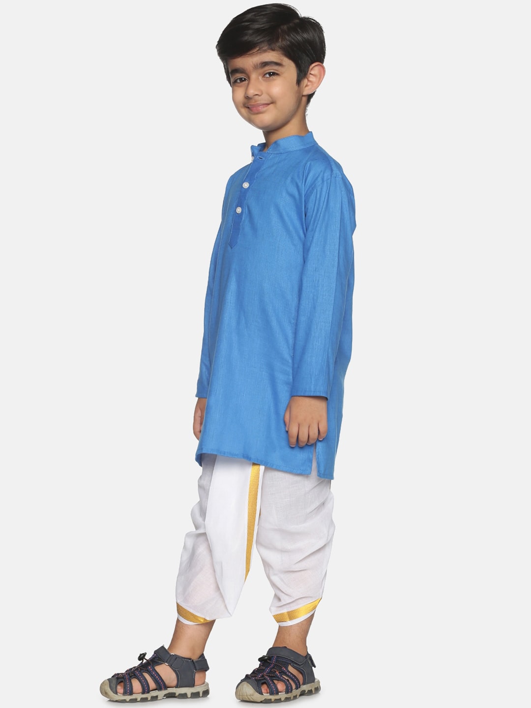 https://cdn.shopify.com/s/files/1/1857/6931/products/90a6bb41-b7a2-4d63-9340-290142092e4e1640066630762SethukrishnaBoysBluePureCottonKurtawithTrousers4.jpg?v=1661581629