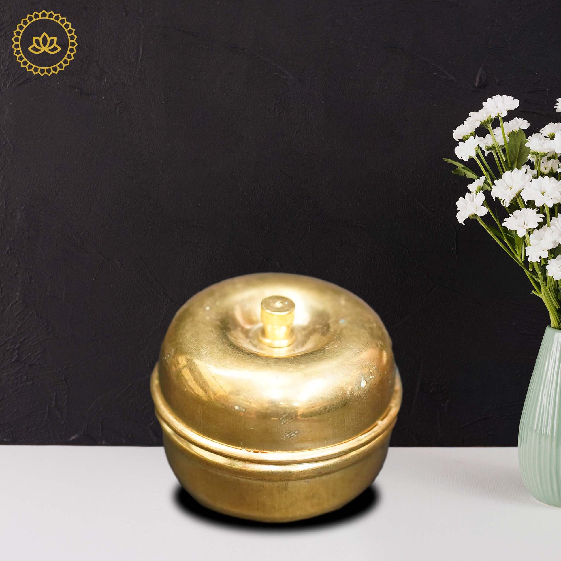 https://cdn.shopify.com/s/files/1/1857/6931/files/BrassSindoorBoxMC00233.jpg?v=1759456332
