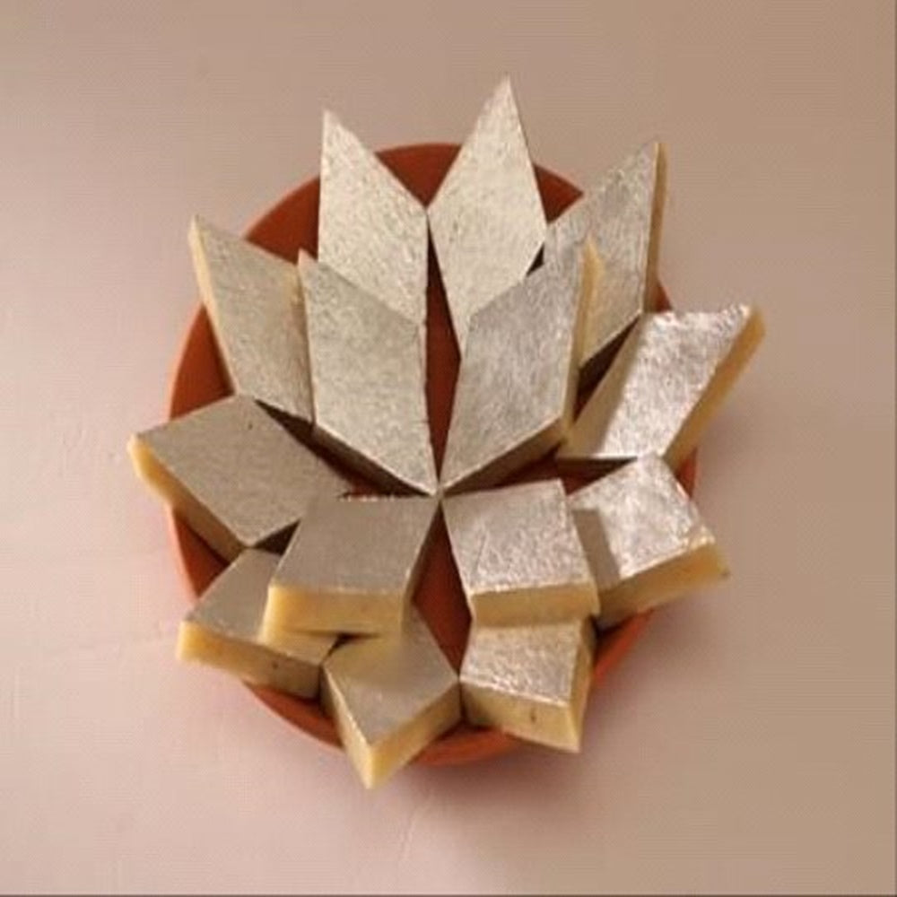 https://cdn.shopify.com/s/files/1/1857/6931/products/KajuKatliDadusMithaiVatika_medium352073.jpg?v=1737561041