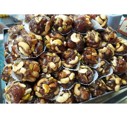 https://cdn.shopify.com/s/files/1/1857/6931/products/MithaiwalaDryFruitLaddu1.jpg?v=1716979581