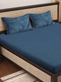 https://cdn.shopify.com/s/files/1/1857/6931/products/a669a843-c3e3-4120-b3d2-6cec3f1da88f1693308518953KlottheTurquoiseSolidWoolenFittedDoubleBedSheetwith2PillowCo3.jpg?v=1703165736