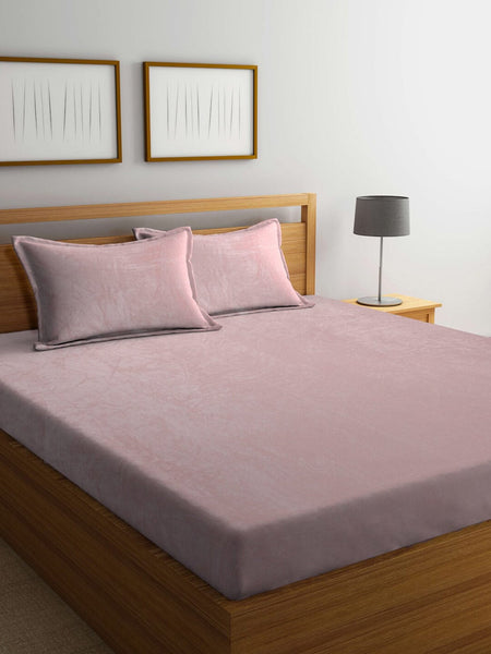 https://cdn.shopify.com/s/files/1/1857/6931/products/a6d4f486-a557-4c9b-a379-a1c31153734a1693386903072KlottheLightPinkSolidWoolenFittedDoubleBedSheetwith2PillowCo1.jpg?v=1703220652