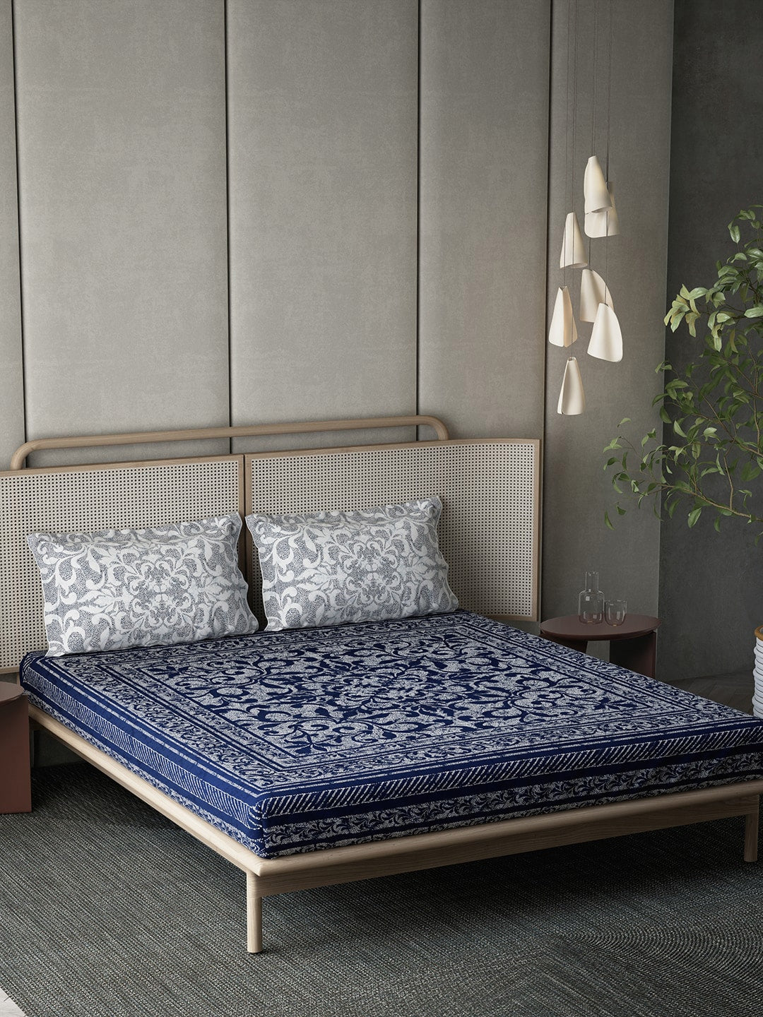https://cdn.shopify.com/s/files/1/1857/6931/products/aa8e49c3-6b45-4f42-b4fd-56c4be94f1111694597256480DDecorBlueWhiteEthnicMotifs140TCKingBedsheetwith2PillowCover1.jpg?v=1703241843