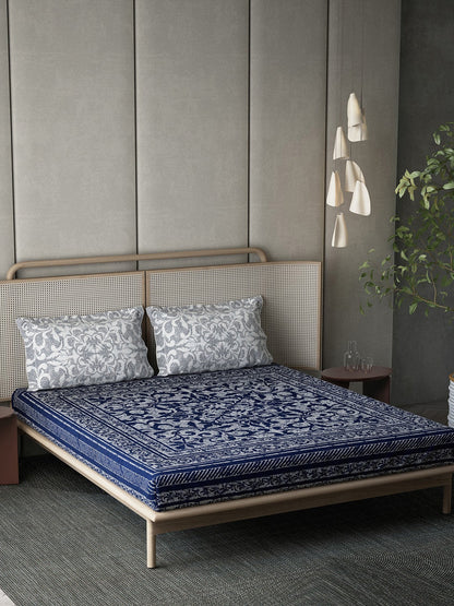 https://cdn.shopify.com/s/files/1/1857/6931/products/aa8e49c3-6b45-4f42-b4fd-56c4be94f1111694597256480DDecorBlueWhiteEthnicMotifs140TCKingBedsheetwith2PillowCover1.jpg?v=1703241843