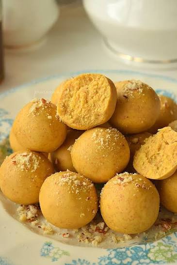 Image 1 of 1 kg / Pack of 1 for the product Tenali Ruchulu Besan Laddu