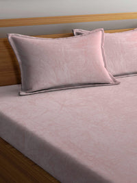 https://cdn.shopify.com/s/files/1/1857/6931/products/c90230f8-da6f-48da-b770-dab5c6fcaa0c1693386903109KlottheLightPinkSolidWoolenFittedDoubleBedSheetwith2PillowCo3.jpg?v=1703220652