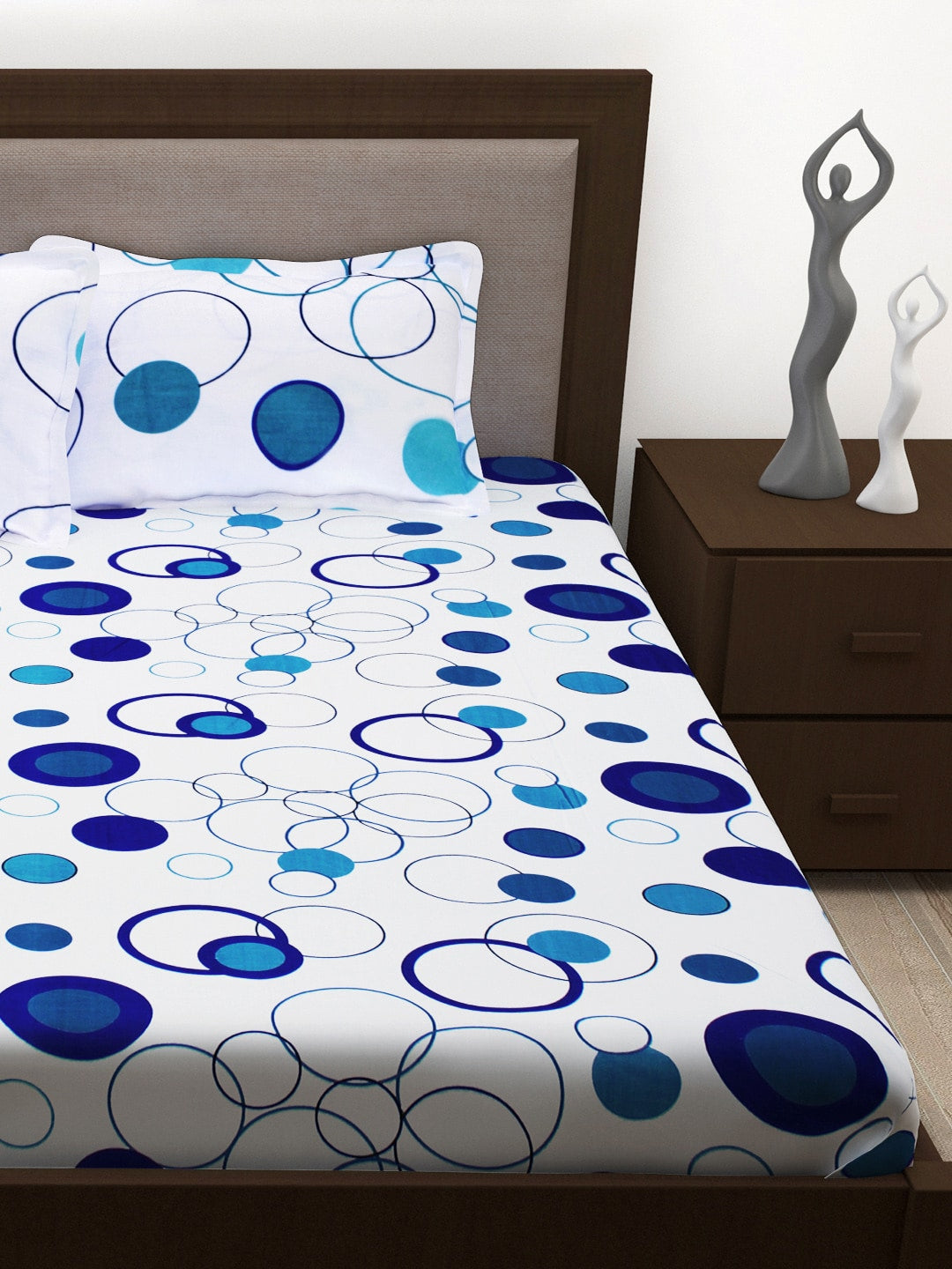 https://cdn.shopify.com/s/files/1/1857/6931/products/cad709d8-cfd4-4813-bcd7-84294d759db61647332874344StoryhomeWhiteBlueGeometric186TCCotton1QueenBedsheetwith2Pil3.jpg?v=1703164081